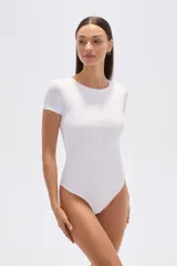 Body de manga corta confeccionado en poliamida, con diseño ajustado al cuerpo, cuello redondo a la base y cierre inferior con broches.