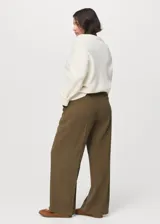 Pantalón sastrero de tiro medio, color marrón, con diseño recto, bolsillos laterales y trabillas para cinturón. Cuenta con cierre oculto de botón, gancho y cremallera.