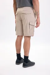 Bermuda cargo color taupe, de corte recto y holgado, con bolsillos laterales con solapa y cierre de botones.