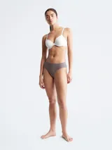 Bombacha Calvin Klein modelo Bonded Flex, color gris topo, de microfibra suave, con cintura elástica y logo tonal.