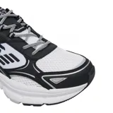 Championes deportivos EA7 Emporio Armani, diseño de estilo chunky con combinación de colores blanco y negro. Presentan el logo de la marca en el lateral y en el talón, con suela de plataforma robusta y cordones.