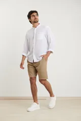 Bermuda color beige confeccionada en lino.