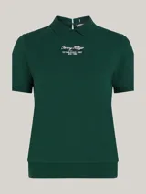 Chomba verde de corte regular con cuello clásico y logo bordado en el pecho.