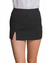 Mini falda negra de corte recto y tiro alto, con un pequeño tajo lateral en el frente.