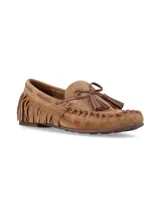 Mocasines de gamuza color marrón, con diseño de flecos en el talón y detalle de lazo con borlas en el empeine.