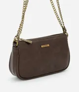 Cartera tipo baguette de la marca Satinato, confeccionada en poliuretano color marrón con acabado que imita el cuero. Presenta cierre superior con cremallera, placa metálica con el logo de la marca en el frente y correa de cadena metálica dorada desmontable.