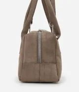 Cartera satchel mediana de Satinato, confeccionada en material sintético con textura de gamuza y efecto crocco. Presenta un diseño rectangular estructurado con asas fijas, cierre de cremallera doble metálico y correa larga desmontable.