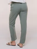 Pantalón de algodón color beige de corte recto, con pretina elastizada, cordón de ajuste y bolsillos laterales.