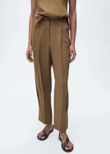 Pantalon de corte recto y tiro medio, confeccionado en mezcla de lino y viscosa. Presenta cierre frontal con cremallera y botón, trabillas para cinturón, bolsillos laterales y detalle de pinzas delanteras.