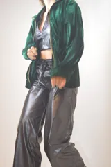 Campera verde inglés de terciopelo con cierre dorado y cuello alto.