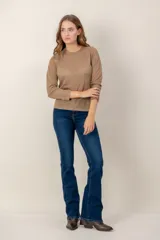 Sweater de tejido fino con acabado brillante de lurex, cuello redondo y mangas largas.
