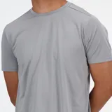 Remera deportiva gris de manga corta con logo reflectante en el pecho y aberturas laterales.