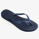 Ojotas Havaianas modelo Slim, color azul marino, con tiras finas y textura de arroz en la plantilla.