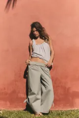 Pantalón culotte de tiro medio con cintura elástica, bolsillos laterales ocultos y bajo con abertura ajustable mediante cordones laterales.