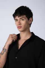 Camisa de manga corta con cuello cubano, confeccionada en fibrana premium. Presenta un corte oversize y cierre frontal con botones al tono.