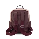 Mochila combinada en tonos beige, rosa y bordó, con apertura superior y dos bolsillos frontales con cierre metálico. Incluye bolsillos laterales y tres bolsillos internos. Tiene correa larga regulable y correas de espalda regulables.