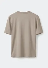 Remera básica de manga corta y cuello redondo, de corte recto y color gris topo.