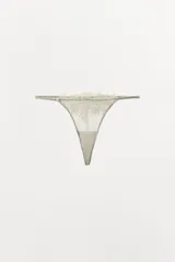 Tanga de tiro medio con cintura elástica y detalle de aplicación de encaje floral a tono en la parte frontal.
