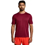 Remera de running Saucony Stopwatch color bordó, de poliéster reciclado, con mangas cortas y logo estampado en el pecho.