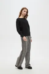 Sweater de viscosa color bordó, de calce holgado, con cuello a la base y mangas largas con puños ajustados.