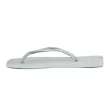 Chinelas plateadas con plataforma lisa y tiras finas con glitter.