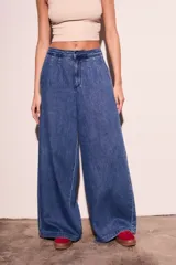 Pantalón de jean azul de tiro bajo y corte wide leg.