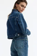 Jean de tiro alto y pierna recta confeccionado en denim de algodón con un leve porcentaje de stretch, de cinco bolsillos y diseño clásico en color azul con efecto deslavado.