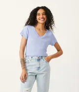 Remera azul de algodón con cuello en V y bolsillo en el pecho.