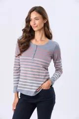 Remera de algodón de manga larga, con cuello redondo y botones frontales. Presenta un estampado de rayas horizontales en gris, rosado y blanco.