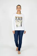 Remera de manga larga color blanco, con cuello redondo y estampado frontal artístico que representa siluetas femeninas en tonos dorados y marrones.