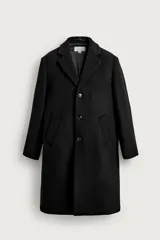 Abrigo regular fit de mezcla de lana con origen italiano, color negro, de corte clásico con cuello de solapas de muesca, bolsillos de vivo en la cadera y cierre frontal de botonadura.