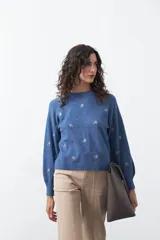 Pantalón de corte recto y tiro alto, color bordó, con costuras verticales frontales y bolsillos laterales.