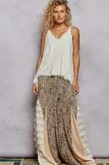 Top sin mangas color blanco hueso, con textura acanalada vertical y escote en V adornado con encaje festoneado.