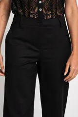 Pantalón negro de corte recto, tiro medio y largo cropped.