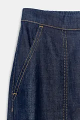 Jeans Z1975 de tiro alto y pernera ancha, estilo wide leg, en denim azul oscuro con costuras en contraste. Cuenta con cintura elástica en la parte trasera, bolsillos delanteros y cierre frontal con cremallera y botón.