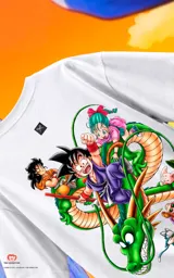 Remera blanca de corte oversize con cuello redondo y manga corta. Presenta una estampa central a todo color con personajes de Dragon Ball montados sobre el dragón Shenlong.