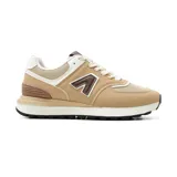 Championes urbanos American Sport modelo Mila 2.0, color beige con detalles en blanco y marrón. Confeccionados en gamuza y malla, con logo lateral y suela blanca con detalles en negro.