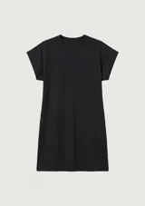 Vestido corto color negro, con cuello redondo y mangas cortas con vuelta.