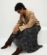 Campera tipo bomber de tacto gamuzado, con cuello alto, cierre frontal con botones a presión, bolsillos laterales y puños ajustables con botón.