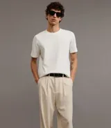 Pantalón masculino wide leg color marrón oscuro, con cintura con trabillas, cierre invisible, bolsillos laterales y frisos.