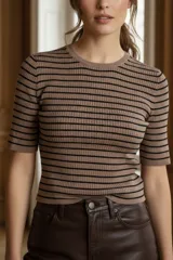 Sweater de manga corta con cuello redondo, confeccionado en tejido de punto acanalado, con rayas horizontales finas en tonos beige y negro.