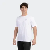Remera de manga corta color blanco, con cuello redondo y pequeño logo circular estampado en el pecho.