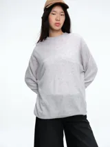 Sweater tejido de color marrón oscuro, con cuello a la base, mangas largas y silueta holgada de calce relajado.