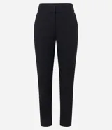 Pantalón de sastrería color beige, de corte recto y largo al tobillo. Presenta bolsillos traseros decorativos y una estructura limpia sin estampados, ideal para un look formal o casual.
