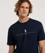 Remera de algodón color azul marino, con cuello redondo, mangas cortas y estampado frontal minimalista que incluye un pequeño barco y lettering.