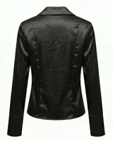 Camisa de satén negra con cuello solapa, mangas largas con puños acampanados y cierre frontal con cordón ajustable que crea un efecto fruncido.