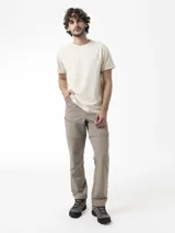 Pantalón técnico Merrell de trekking, color beige, desmontable con cierre para convertirlo en bermuda. Posee cintura con cinturón ajustable y bolsillos con cierre.