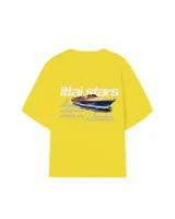 Remera celeste de corte recto con estampado de un yate y texto en color gris.