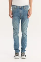 Pantalón de jean celeste, corte skinny, tiro medio y confeccionado con tejido stretch.