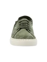 Sneaker de algodón orgánico color verde militar, con cordones al tono y suela de goma blanca.